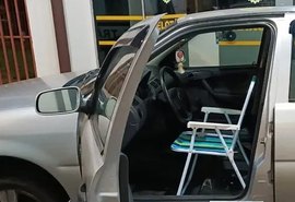 PM apreende Gol com cadeira de praia no lugar do banco do motorista