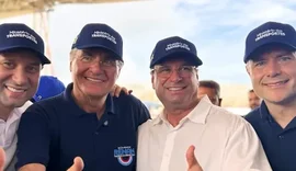 Com apoio indefinido, Luciano sobe no palanque com Paulo e Renan Filho