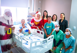 Papai e Mamãe Noel levam presentes e alegria a crianças internadas no Hospital da Cidade