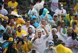Raio atinge manifestantes bolsonaristas na Praça do Cruzeiro, em Brasília