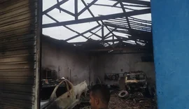 Incêndio destrói três carros de clientes em Arapiraca