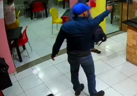 Assaltantes invadem lanchonete em Maceió e aterrorizam clientes durante roubo