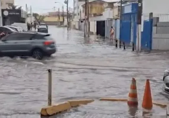 Chuva intensa atinge Maceió e provoca alerta máximo da Defesa Civil