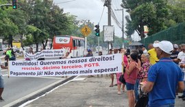 Demitidos do Hospital Veredas fecham Av. Fernandes Lima e cobram pagamentos de direitos trabalhistas