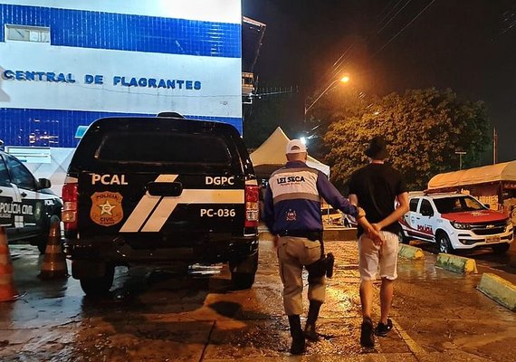 Homem com sinais de embriaguez xinga e tentar atropelar policiais em Maceió