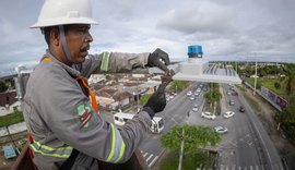 Ilumina muda paisagem urbana no acesso a Maceió com instalação de LED's