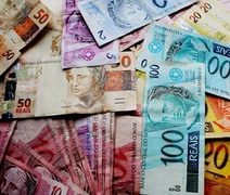 Brasileiros têm 70,5% da renda comprometida com contas a pagar, diz estudo da Serasa