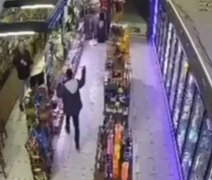 Revoltado com preço da cerveja, homem ataca comerciante com faca em SC