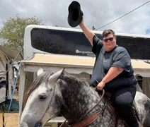 Gordão da XJ realiza sonho de montar a cavalo após perder 115 kg