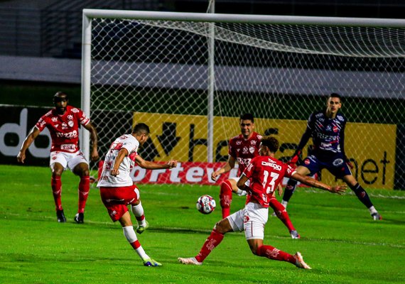 CRB bate o Vila Nova por 2 a 1 e volta para o G4