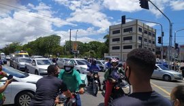 Vitimas de golpe da casa própria protestam ao lado da Caixa Econômica