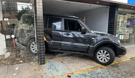 Carro desgovernado destrói alfaiataria em Maceió; motorista foge após acidente em alta velocidade