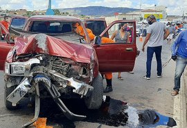 Van com pacientes de hemodiálise colide com caminhonete