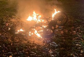 Suspeito de roubo é espancado e tem moto incendiada por populares