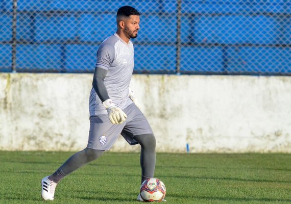 Goleiro titular do CSA segue em tratamento e não deve jogar terça (24)