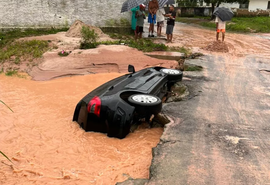 Carro cai de ponte no bairro do Bebedouro, em Maceió