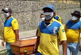 Funcionários dos Correios carregam caixão com imagem de presidente durante passeata