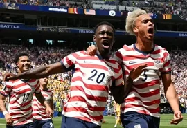 Estados Unidos vencem Austrália por 2 a 0 e avançam ao mata-mata da Copa