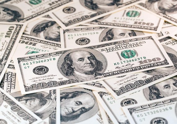 Dólar fecha a sexta em baixa, mas o mês em alta