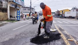 Asfalto frio começa a ser aplicado na operação tapa-buraco em Maceió