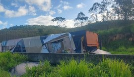 Carreta tomba e carga é saqueada na BR-101, em Messias