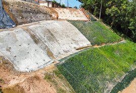 Prefeito JHC realiza visita técnica às obras de contenção de encosta no Morada dos Palmares