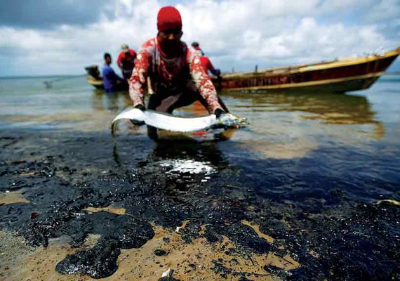 Manchas de óleo: investigação da PF aponta embarcação grega como culpada