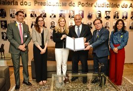 Setur assina termo de cooperação para inserir mulheres vítimas de violência no Programa Escola do Turismo