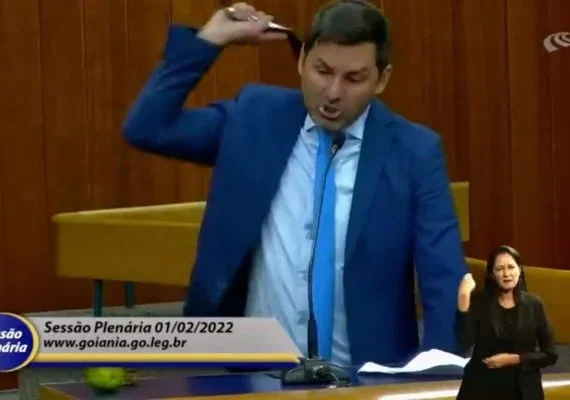 Político chama atenção ao tira arma em plenário e pedir para apanhar de cinto; veja vídeo