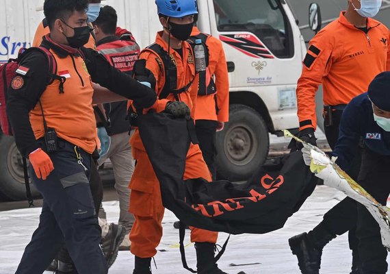 Indonésia localiza caixas-pretas de avião que caiu neste sábado