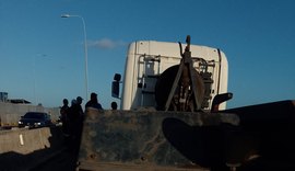 Engavetamento entre 5 veículos deixa uma mulher ferida na Ponte Divaldo Suruagy