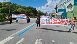 Sindicalistas bloqueiam circulação de ônibus na Praça Centenário