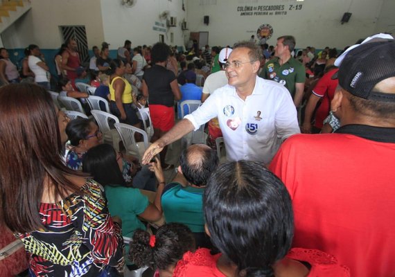 Senador Renan participa de encontro com pescadores em Piaçabuçu