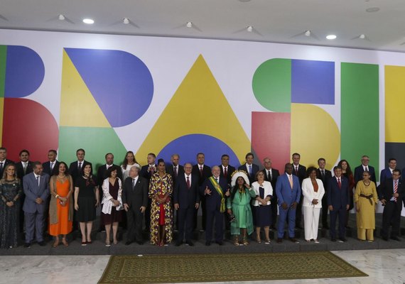 Lula dá posse a ministros e assina primeiras medidas de governo