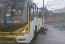 Moto fica embaixo de ônibus durante acidente registrado no bairro Pinheiro