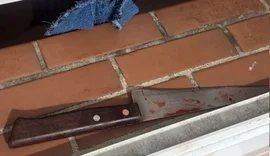 Homem esfaqueia mulher e filho de 14 anos dentro da própria casa