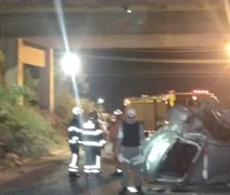 Veículo capota, cai de viaduto e deixa três crianças e um adulto feridos em Arapiraca