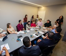 Governo de AL se reúne com emissoras de TV para discutir inclusão de intérprete de Libras