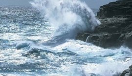 Marinha emite alerta de ressaca com ondas de até 2,5 metros em Alagoas