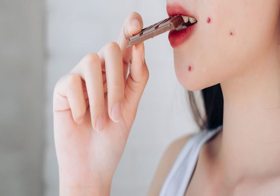 Chocolate causa espinha? Especialistas explicam relação entre dieta e acne