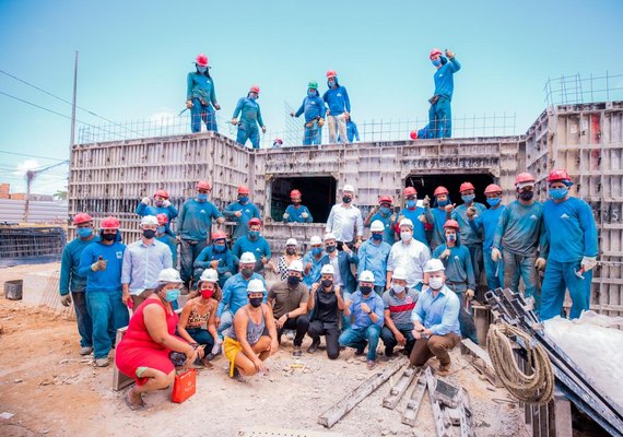 Arthur Lira visita obras de conjunto habitacional nesta sexta