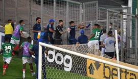 Partida entre CSA e Cruzeiro termina em confusão e dois jogadores são expulsos após briga