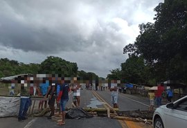 Indígenas da tribo Wassu Cocal bloqueiam, nesta quinta-feira (14), a BR-101, na cidade de Joaquim Gomes