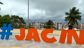 Totem recém-inaugurado é depredado no mirante do Jacintinho, em Maceió