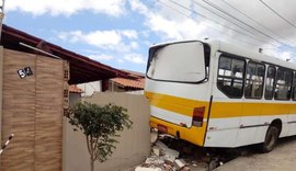 Ônibus invade residências e causa estragos em município de Alagoas