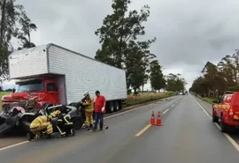 Dois alagoanos morrem e um fica gravemente ferido em colisão entre carro e caminhão em MG