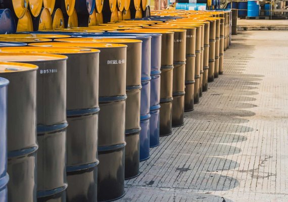 Petróleo volta a disparar com novas sanções contra a Rússia no radar do mercado