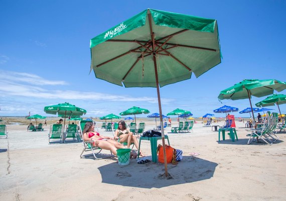 Orla de Maceió recebe barracas padronizadas para levar alegria , conforto e organização para banhistas