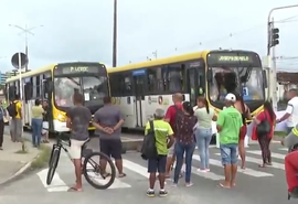 Moradores bloqueiam a Avenida Josefa de Melo em novo protesto por transporte no São Jorge
