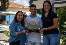 Prefeita distribui mudas de tomate híbrido para agricultores da Feira da Agricultura Familiar